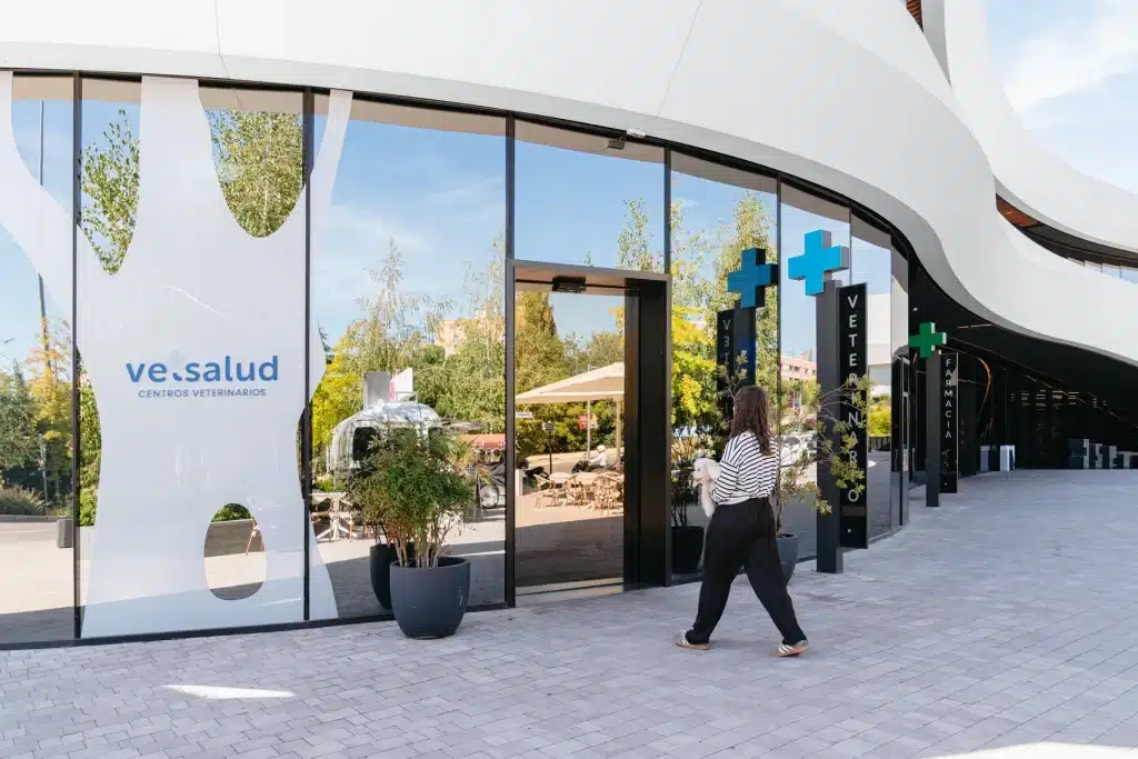 Entrada de Vetsalud en La Finca Grand Café